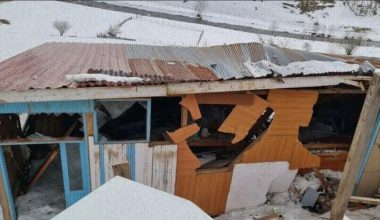 CAMBAŞI’INDA EVİN ÜSTÜNE KAR KÜTLESİ DÜŞTÜ