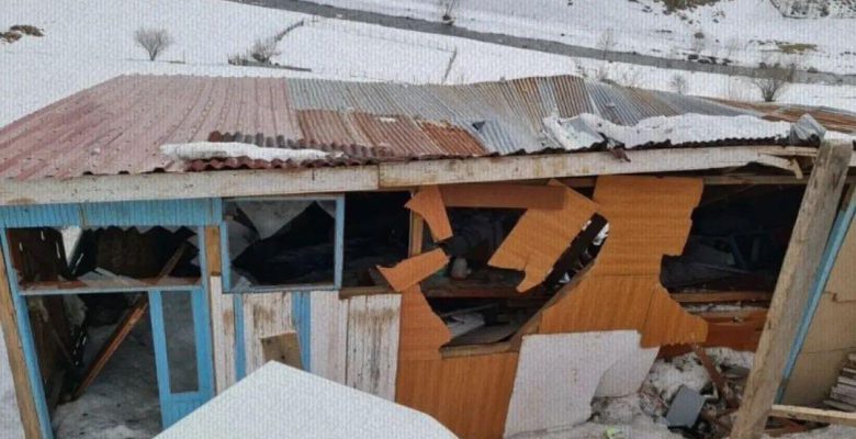 CAMBAŞI’INDA EVİN ÜSTÜNE KAR KÜTLESİ DÜŞTÜ