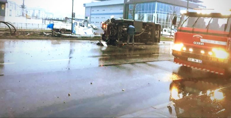 DOLMUŞ ANA YOLDA YAN YATTI