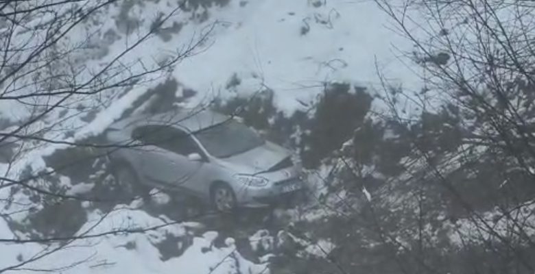 EL FİRENİNİ ÇEKMEYİ UNUTTU, ARACI ŞARAMPOLE UÇTU