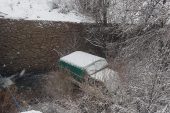 KAMYONET DEREYE UÇTU