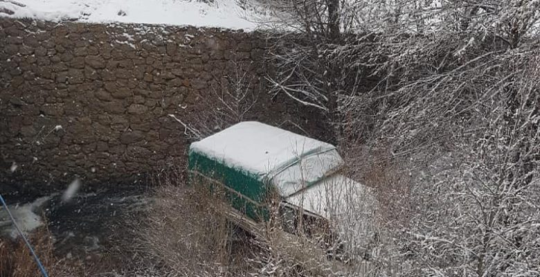 KAMYONET DEREYE UÇTU