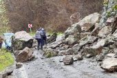 HEYELANDA DÜŞEN KAYALAR YOLU KAPATTI