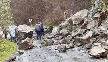HEYELANDA DÜŞEN KAYALAR YOLU KAPATTI