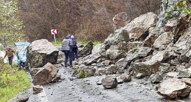 HEYELANDA DÜŞEN KAYALAR YOLU KAPATTI