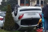 OTOMOBİL ANA YOLDA TERS DÖNDÜ