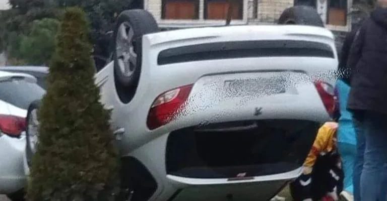 OTOMOBİL ANA YOLDA TERS DÖNDÜ