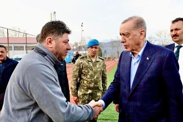 BAŞKAN TÖREN DEPREM BÖLGESİNDE 1 AYI GERİDE BIRAKTI
