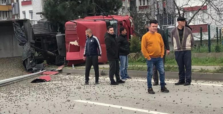 SAHİL YOLUNDA TIR YAN YATTI