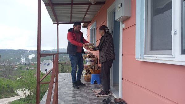 İHTİYAÇ SAHİPLERİ İFTARLARINI BÜYÜKŞEHİR İLE AÇIYOR