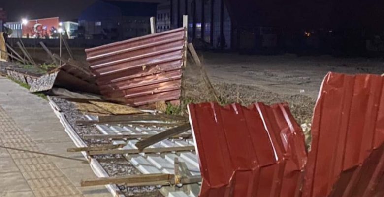 FIRTINA ÇATILARI UÇURDU