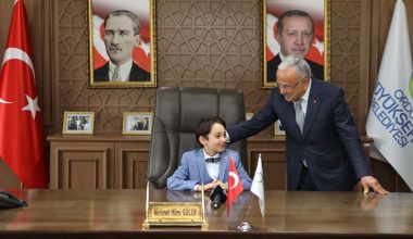 KOLTUĞUNU DEPREMZEDE KAĞAN’A TESLİM ETTİ