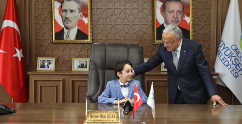 KOLTUĞUNU DEPREMZEDE KAĞAN’A TESLİM ETTİ