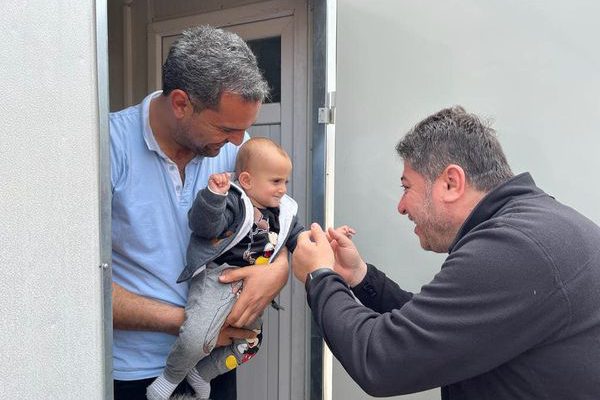BAŞKAN TÖREN DEPREMZEDELERİ BAYRAMDA DA YALNIZ BIRAKMADI