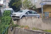 ARAÇ İSTİNAT DUVARINDA ASILI KALDI