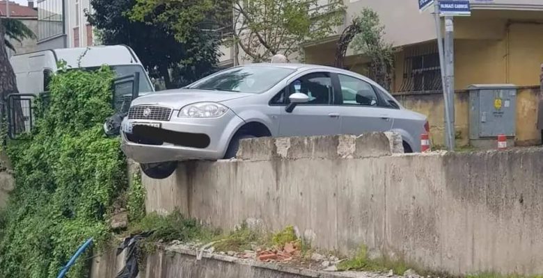 ARAÇ İSTİNAT DUVARINDA ASILI KALDI