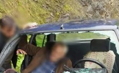 KAYALAR OTOMOBİLİN ÜSTÜNE DÜŞTÜ