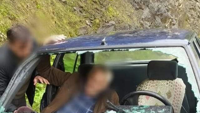 KAYALAR OTOMOBİLİN ÜSTÜNE DÜŞTÜ