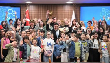 BAŞKAN AŞKIN TÖREN ÖZEL MİSAFİRLERİNİ AĞIRLADI