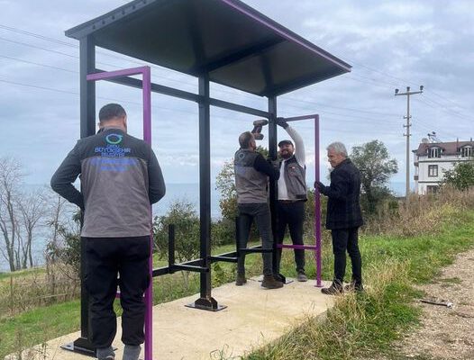 YOLCU BEKLEME DURAKLARINI HÜKÜMLÜ VE TUTUKLULAR ÜRETİYOR
