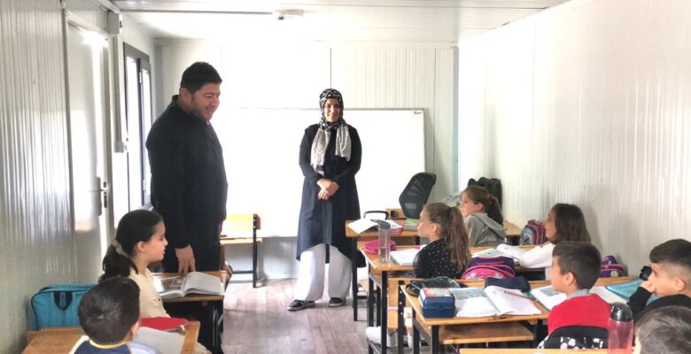 AŞKIN TÖREN DEPREMZEDE VATANDAŞLARI YALNIZ BIRAKMIYOR