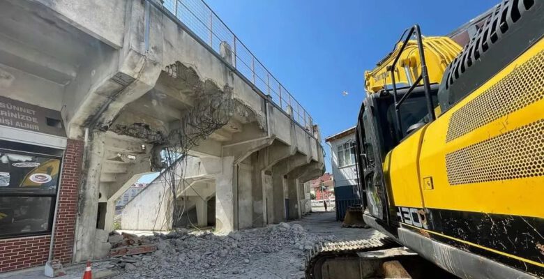 19 EYLÜL STADINDA YIKIM BAŞLADI