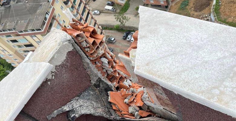 FATSA’DA BİR BİNAYA YILDIRIM DÜŞTü