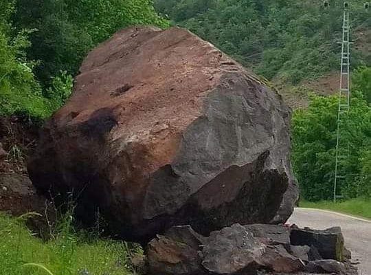 MESUDİYE’DE YOLA KAYA DÜŞTÜ