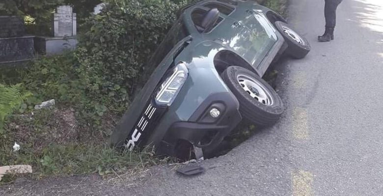 YOL KENARINDAKİ BOŞLUĞA DÜŞTÜ