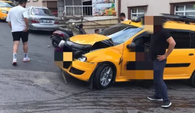 İKİ OTOMOBİL ÇARPIŞTI