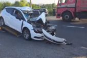 OTOMOBİL KAMYONUN ALTINA GİRDİ
