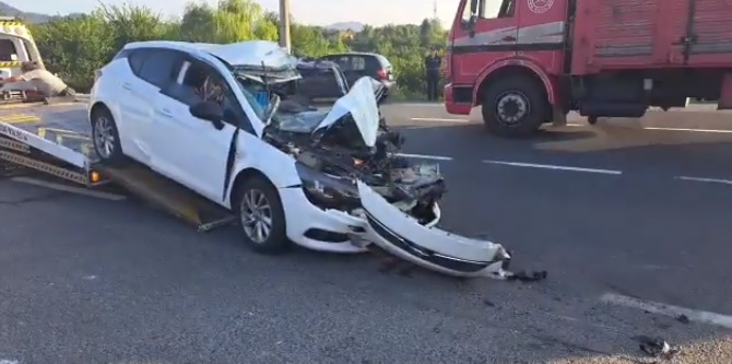 OTOMOBİL KAMYONUN ALTINA GİRDİ