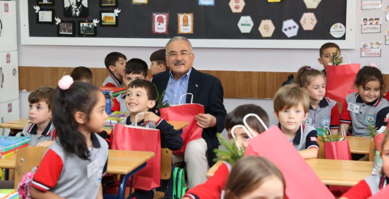 BAŞKAN HİLMİ GÜLER, MİNİK ÖĞRENCİLERİ YALNIZ BIRAKMADI