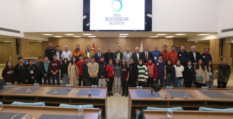 BÜYÜKŞEHİR, DEPREMZEDE ÖĞRENCİLERİ AĞIRLADI