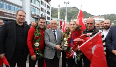 ŞAMPİYONA COŞKULU KARŞILAMA ŞAMPİYONA COŞKULU KARŞILAMA