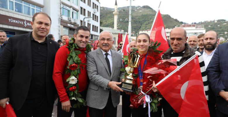 ŞAMPİYONA COŞKULU KARŞILAMA
