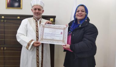 ÖNCE GÖNLÜNÜ KAPTIRDI SONRA MÜSLÜMAN OLDU