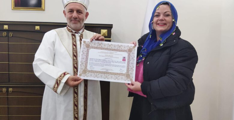 ÖNCE GÖNLÜNÜ KAPTIRDI SONRA MÜSLÜMAN OLDU
