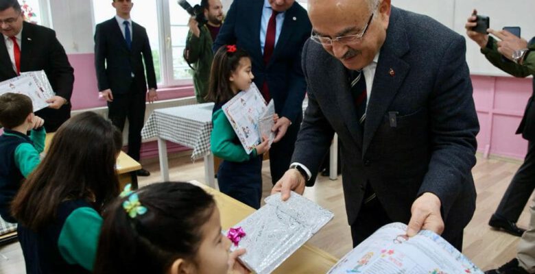 BAŞKAN GÜLER, ÖĞRENCİLERİN KARNE HEYECANINA ORTAK OLDU