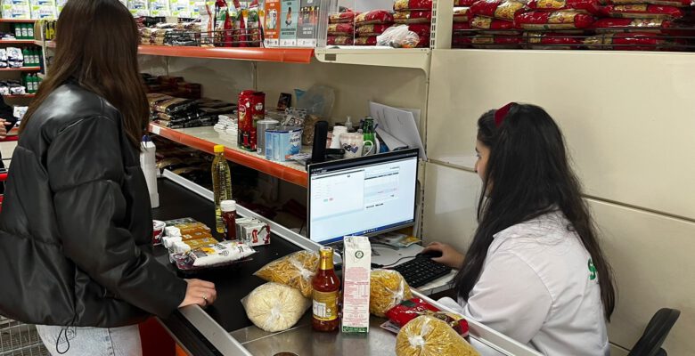 SOSYAL MARKET TAKDİR TOPLUYOR