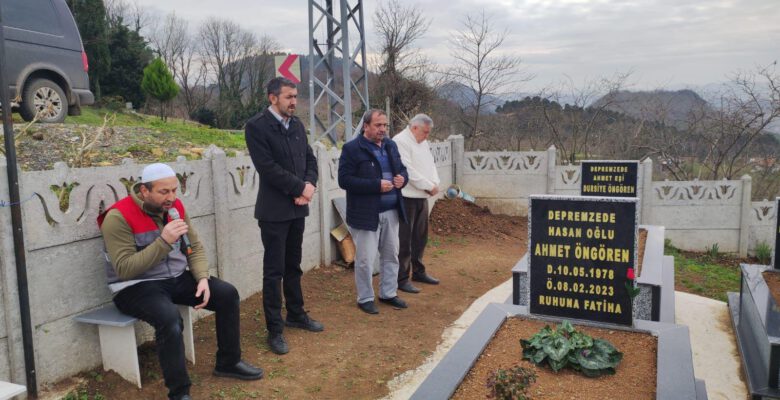 DEPREMDE VEFAT EDEN ORDULU VATANDAŞLAR KABİRLERİ BAŞINDA ANILDI