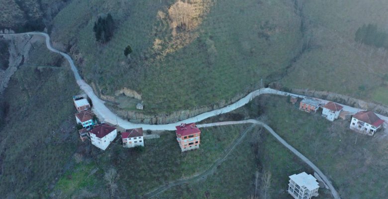 İKİ İLÇEYİ BAĞLAYAN YOLDA BETON SEVİNCİ