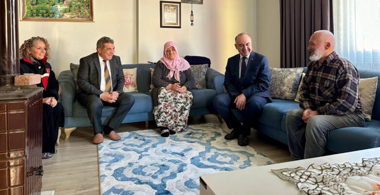 VALİ EROL, HANE ZİYARETLERİNE DEVAM EDİYOR